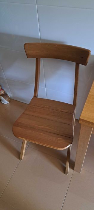 Mesa de madeira extensível + 4 cadeiras