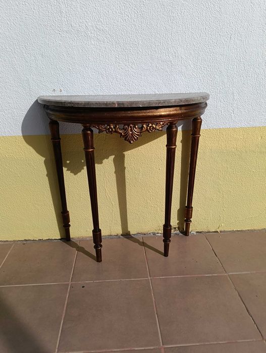 Mesa antiga em talha dourada com tampo de mármore.