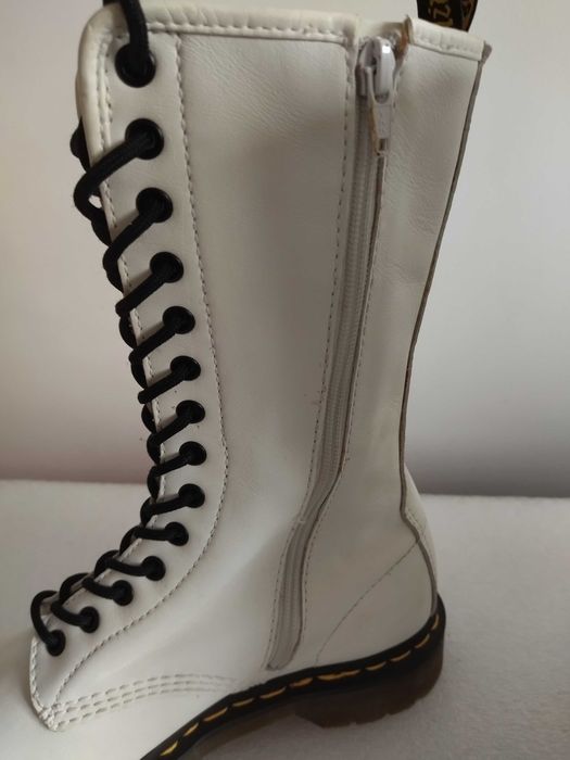 DR. MARTENS  białe skórzane  389 zł tanio okazja 610 taniej