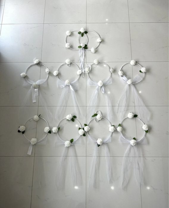 Dekoracja weselna domu plotu bramy obrecze kola kwiaty wstazki