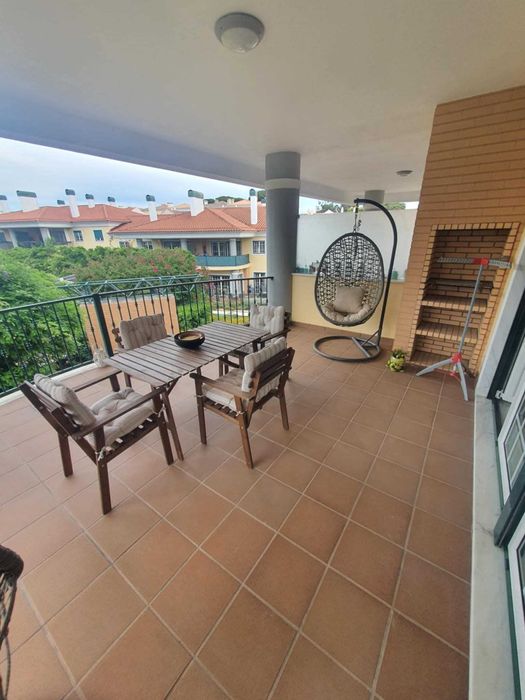 Apartamento T2 mobilado e equipado, com piscina e Box fechada completamente novo