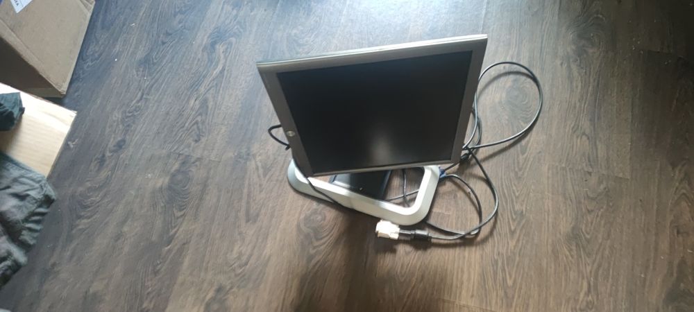 Манитор Samsung рабочий имеет 3 степени свободности при установке.