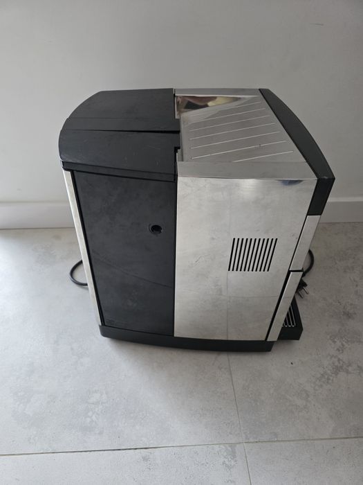 Ekspres WMF 1000 pro – Uszkodzony, wylatuje woda dołem, dla majsterkow