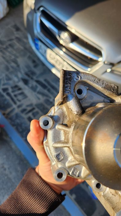 Помпа на Subaru legacy 2.0