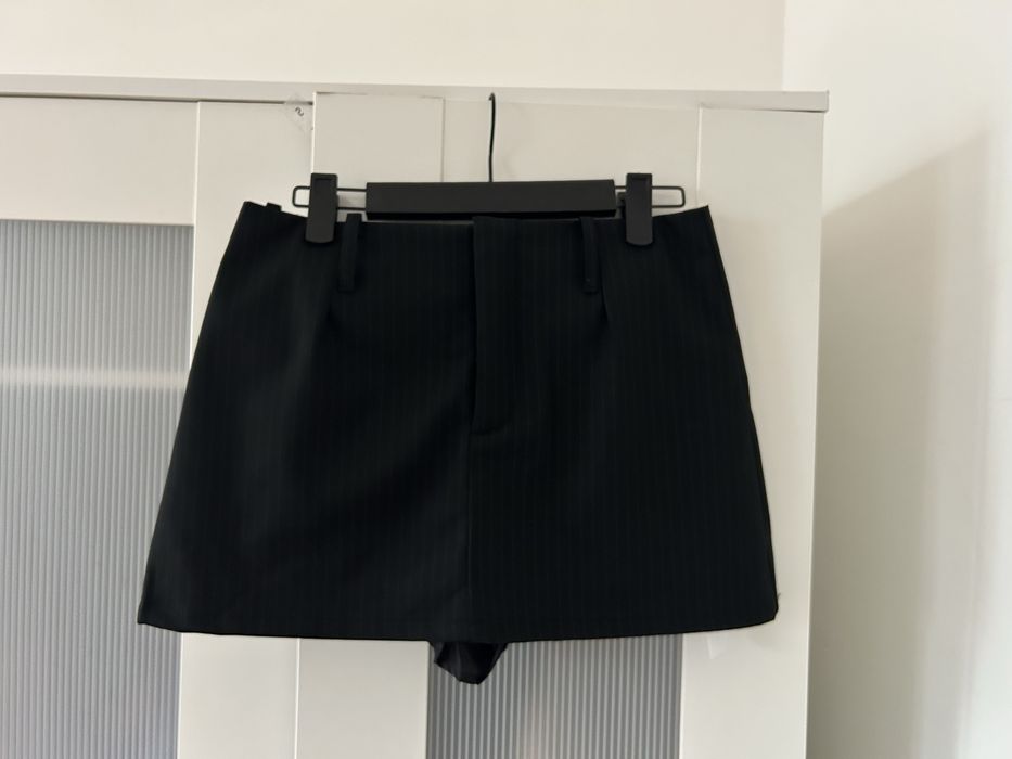 Чорна міні спідниця у смужку