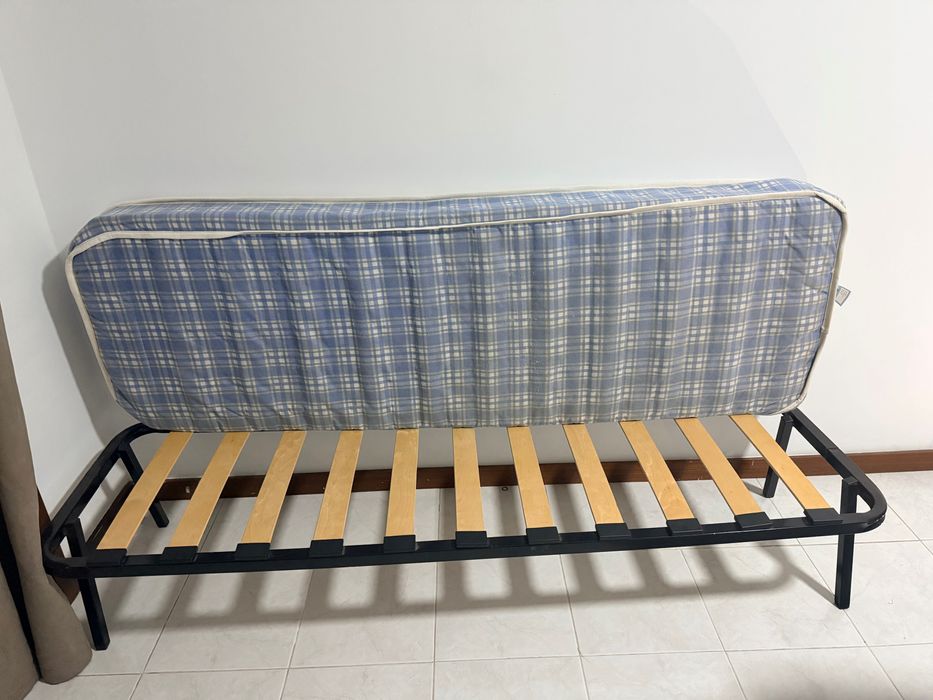 Cama com estrado e colchão