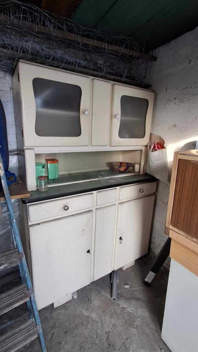 Kredens retro biały