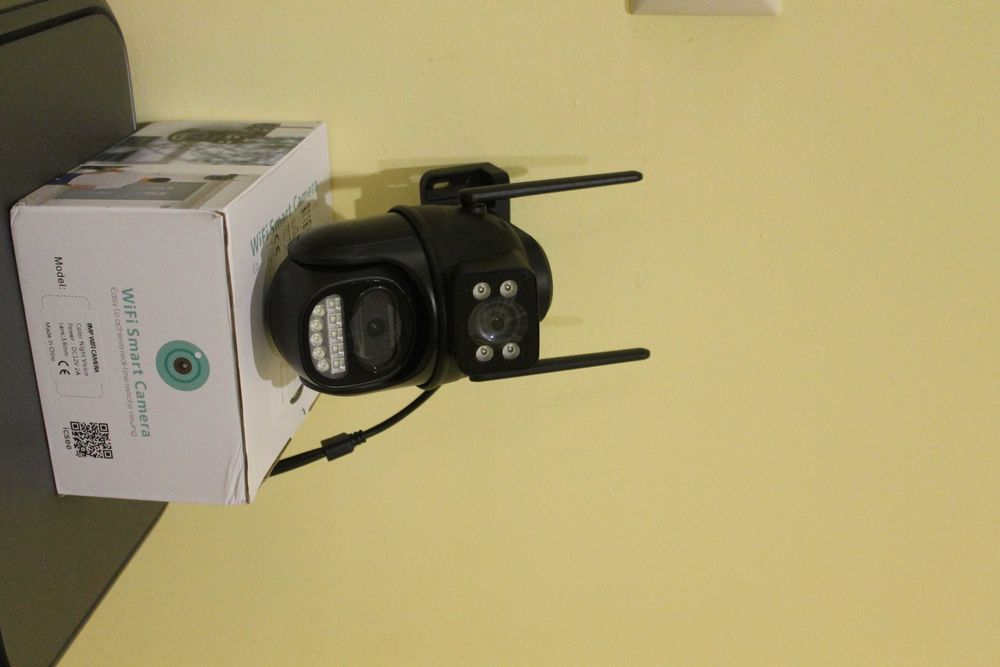WiFi камера з двома об’єктивами та нічною підсвіткою