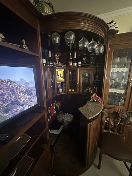 Móvel usado em bom estado emcluindo cristaleira e bar