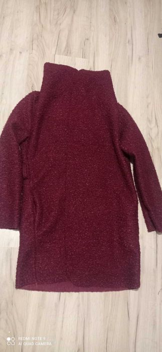 Bordowy płaszcz typu bouclé