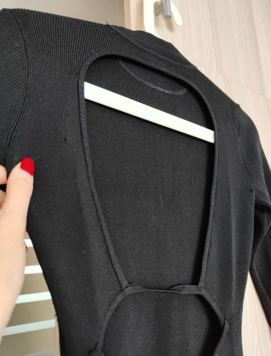 Czarna imprezowa sukienka mini z odkrytymi plecami dzianinowa glamour