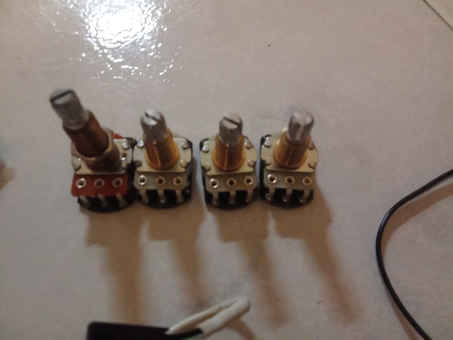 EMG - componentes solderless (pots, cabos, Jack stereo)