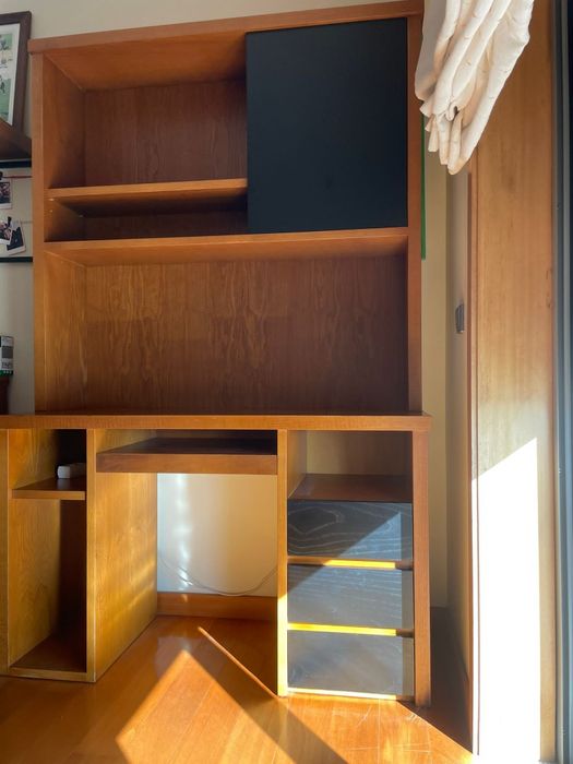 Estante com secretária