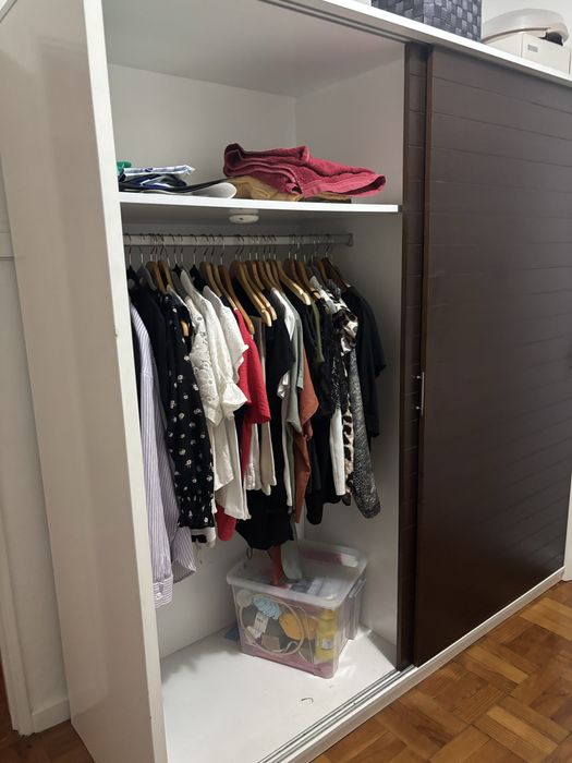 Guarda roupa branco é Castanho