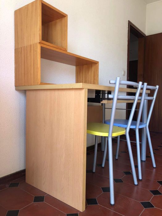 Secretária com estante e cadeiras incluídas