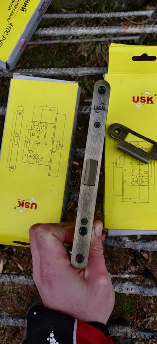 Замок врізний. Без ручок сама середина. 410C PVC