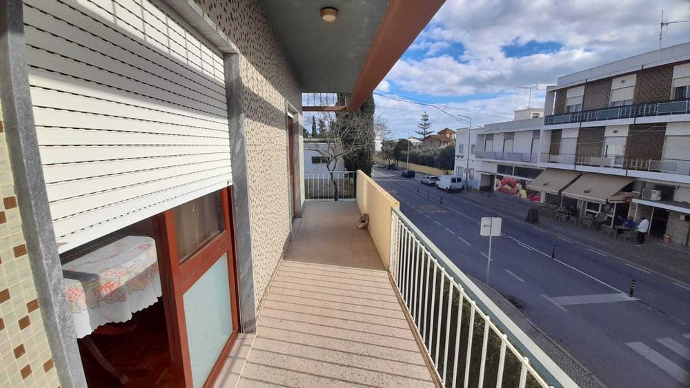 Olhão: Quarto em moradia, com TV e ampla varanda