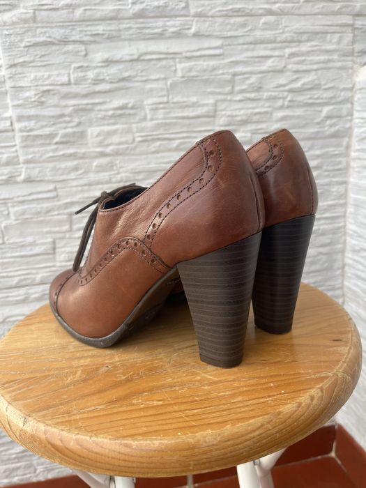 Sapatos de salto em pele