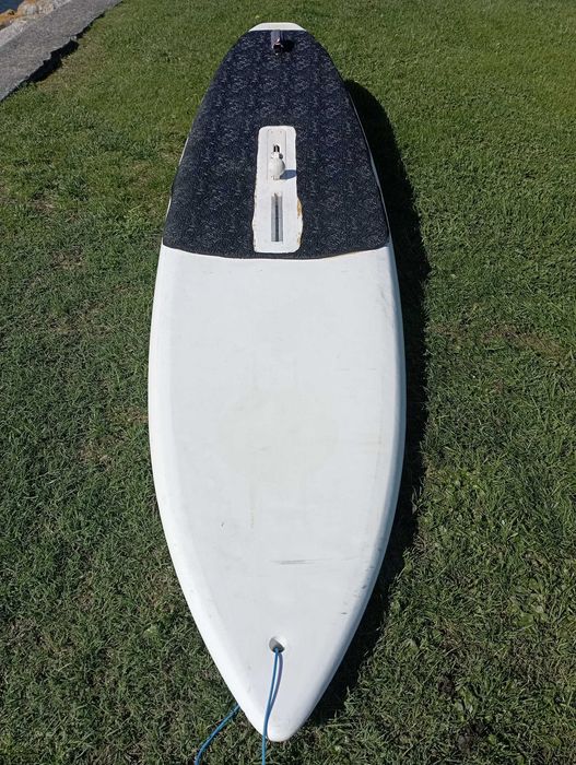 Pranchão de windsurf familiar para “pesos pesados”, de patilhão