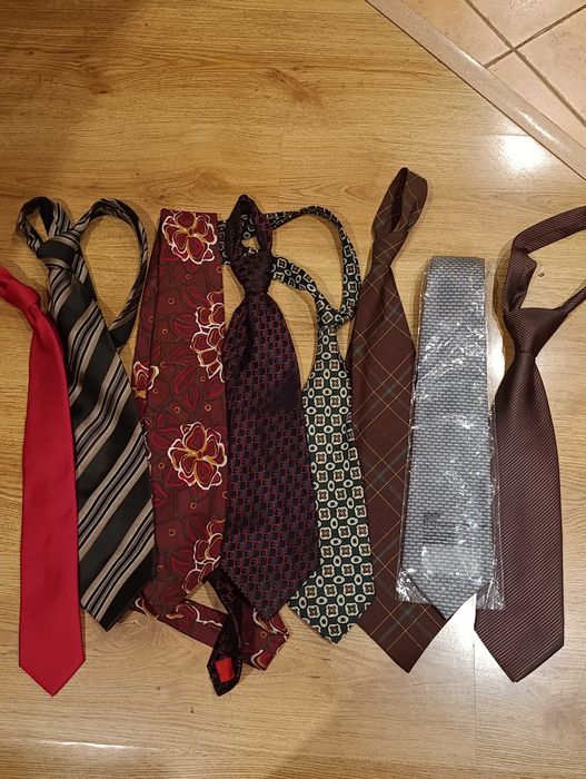 Zestaw 8 eleganckich krawatów męskich
