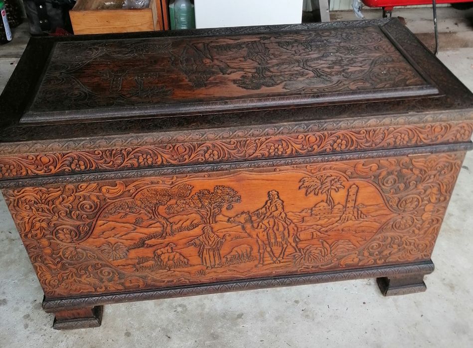 Arca antiga com mais de meio século. Toda trabalhada.