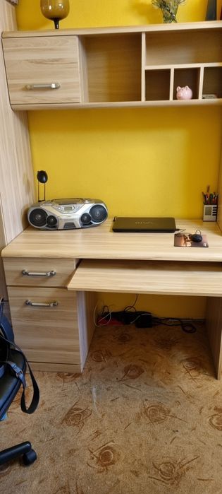 Biurko i wiszące półka