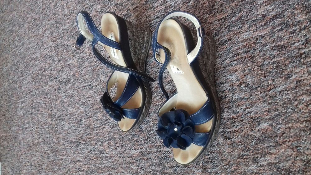 Buty na obcasie zapinane
