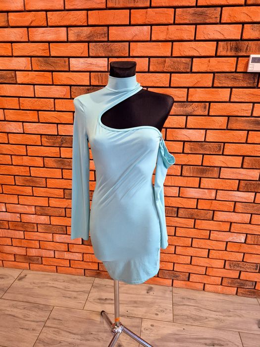 Sukienka z wyciętym dekoltem i opuszczonym rękawem