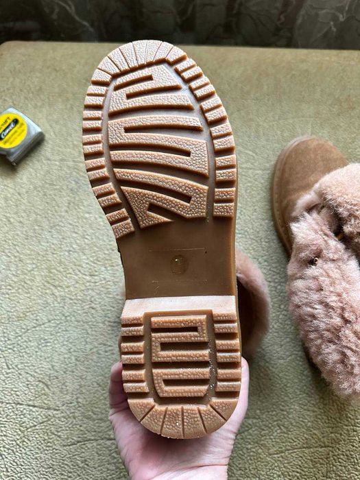 Продам женские зимние ботинки UGG