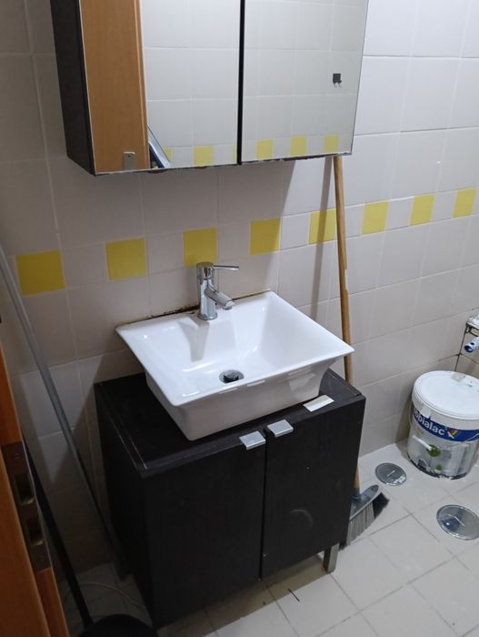 Conjunto armário de lavatório com lavatório e armário de cima usados