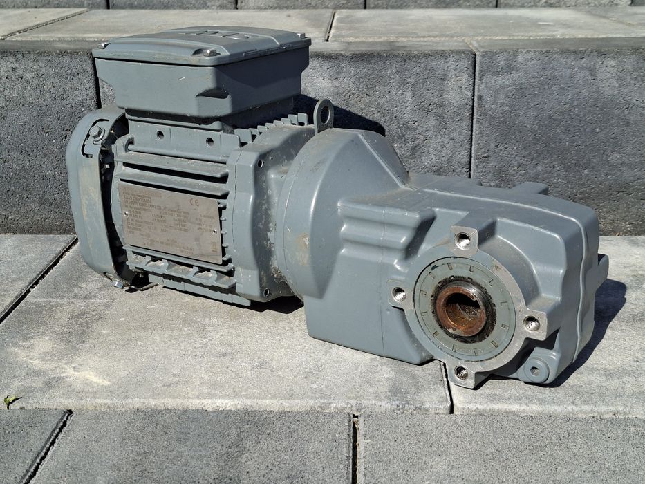 Motoreduktor kątowy 0.25kw. 174obr./min..  Sew.  K19