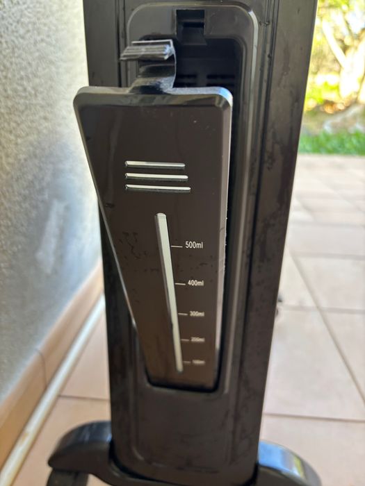 Aquecedor elétrico com reservatório de água