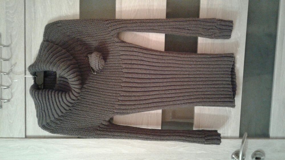 Brązowy golf z różą