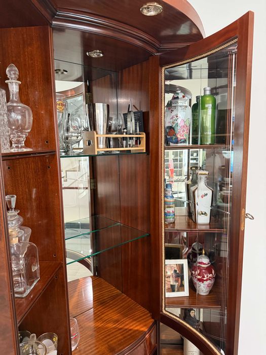 Bar de Canto clássico em madeira com espelho e bancos