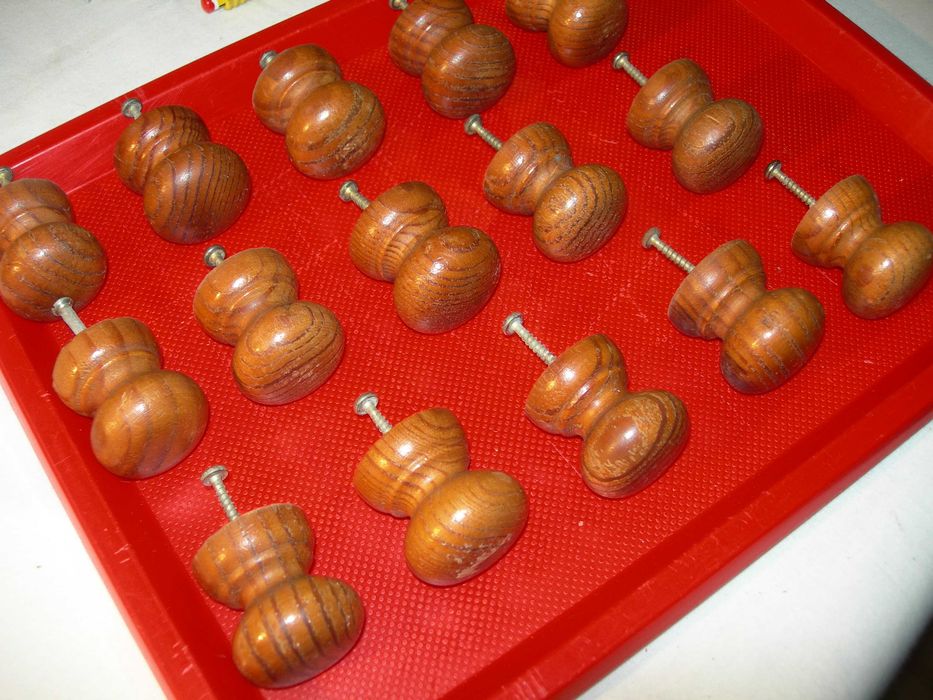 Puxadores de madeira.