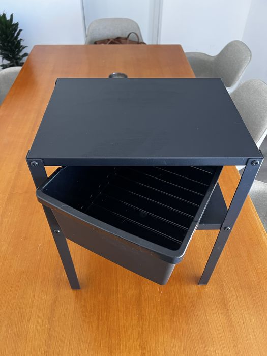 Mesa de cabeceira com gaveta