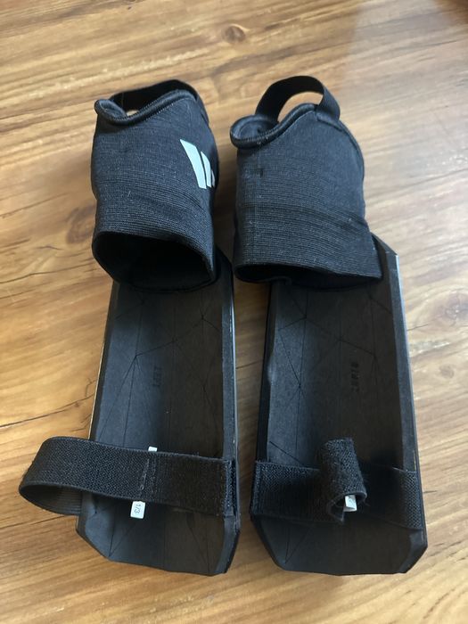 Adidas, nagolenniki, Predator, rozmiar S