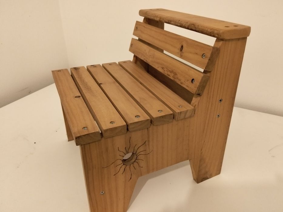 Mesa/Secretaria com cadeira para  criança