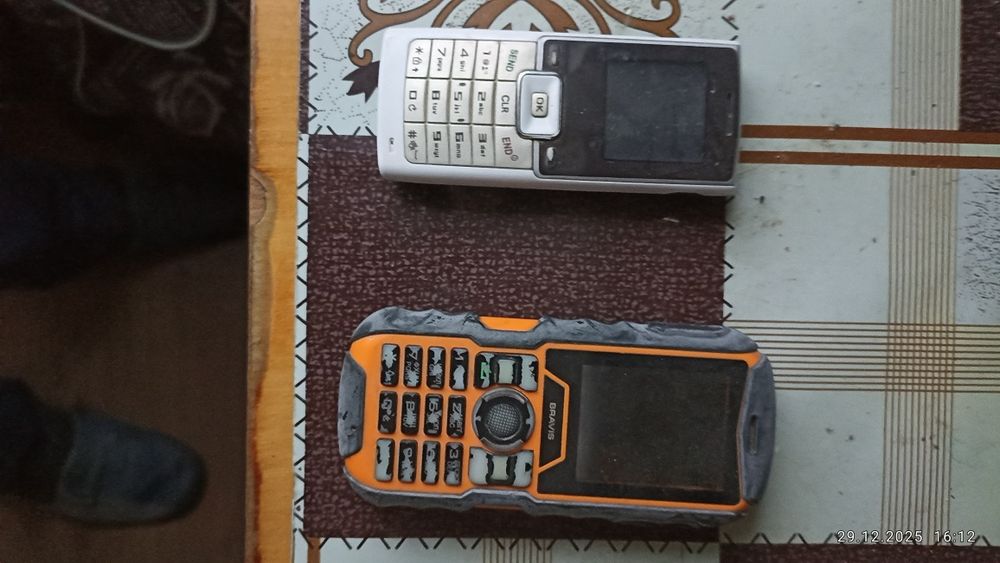Продам б/ в пульти та телефони