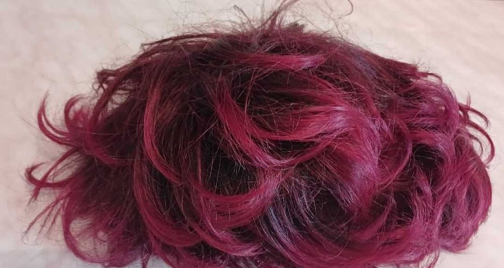 Перука бардоого кольору