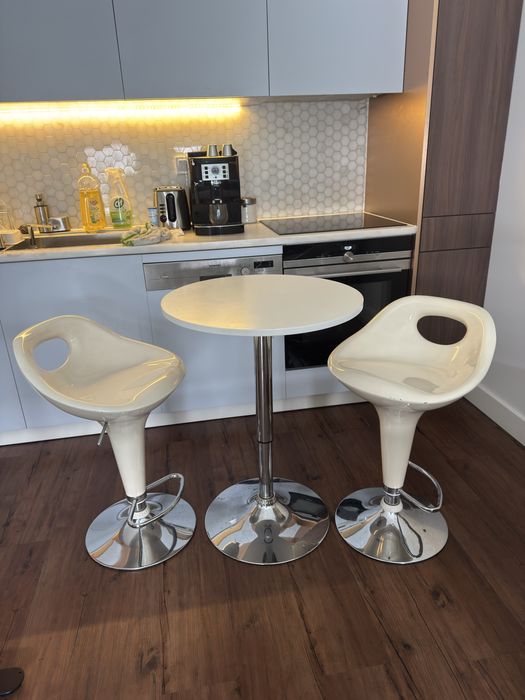 Mesa de pé alto com dois bancos em branco e cromados