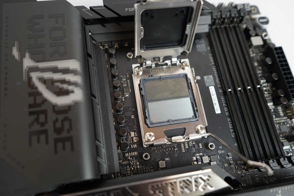 Материнська плата Asus ROG STRIX X870E-E Gaming Wi-Fi AM5 RYZEN DDR5