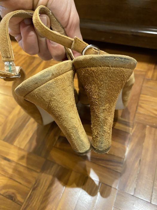 Sandálias de salto alto de camurça cremes Unisa