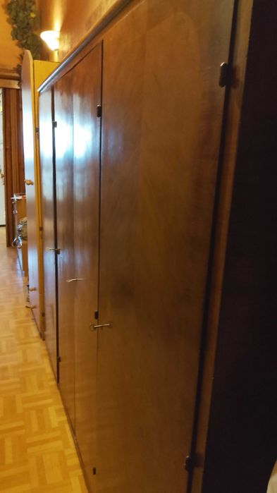 Przedwojenna  duża  dębowa 5 drzwiowa brązowa szafa na wysoki połysk .