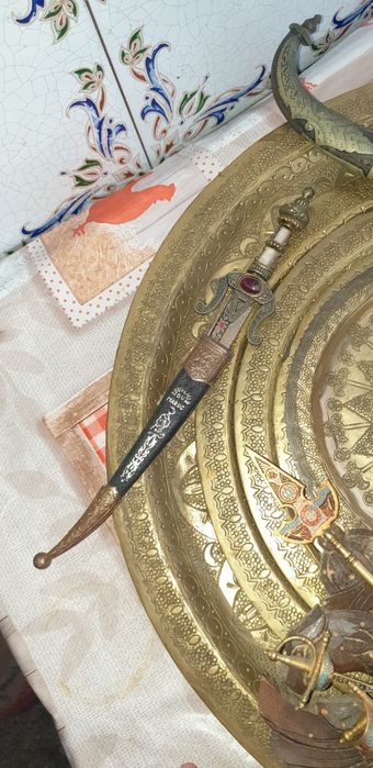 Marroquinaria já muito antiga . Pratos de cobre e facas marroquinas