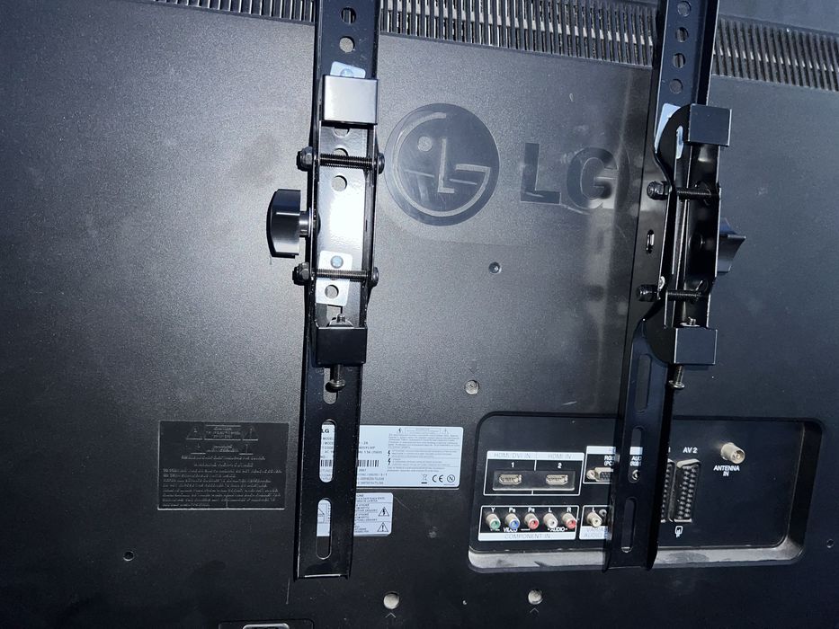 Telewizor LG 32” z uchwytem ściennym
