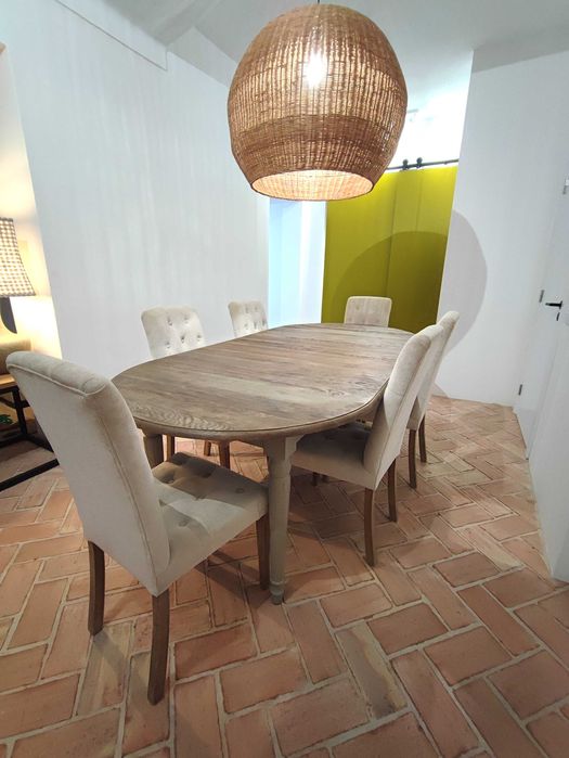 Mesa de Jantar Grande em Madeira e 6 Cadeiras Bege. (Conjunto)