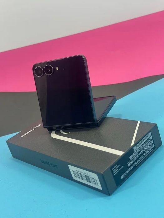 Samsung Galaxy Z Flip 7 (6.9'' - 12 GB - 512 GB - Preto)