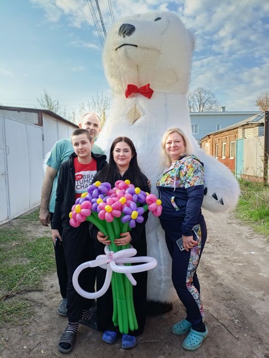Ми приходимо з привітаннями,обіймами та гарним настроєм.