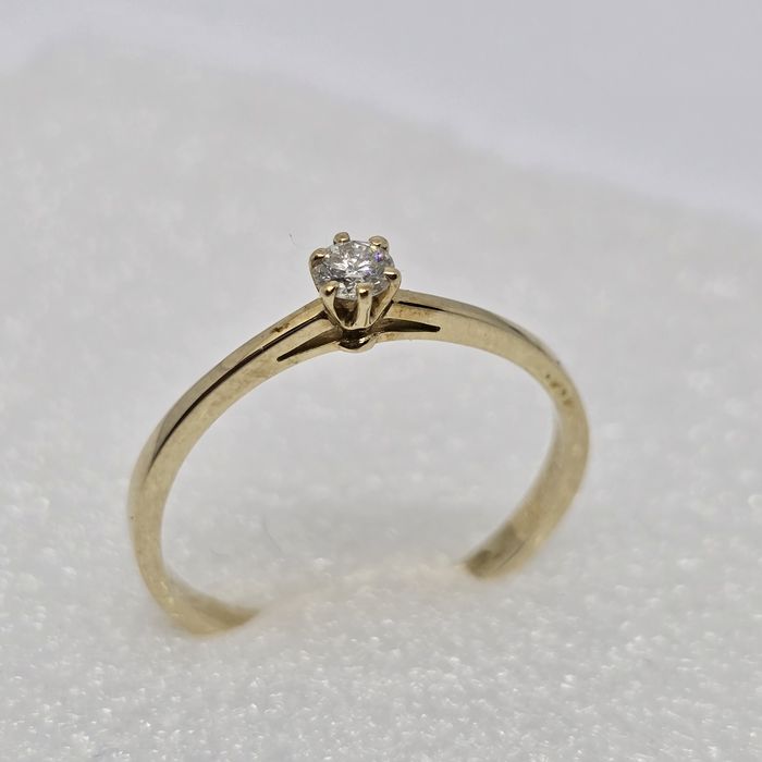 Золотое кольцо с бриллиантами, каблучка з діамантами